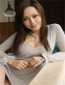 两女一杯